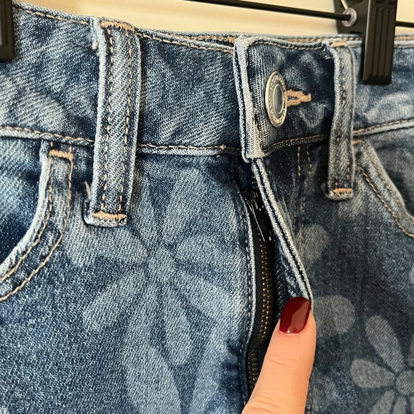 SO Brand High Rise “Mom” Jean Flower Short Junior Size 1/25W - Picture 4 of 12
